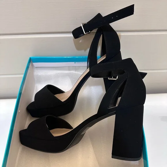 Y Not Sandrea Dress Sandals - Picture 6 of 9